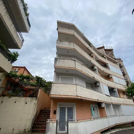 One-bedroom Apartment, One Step From The Sea *