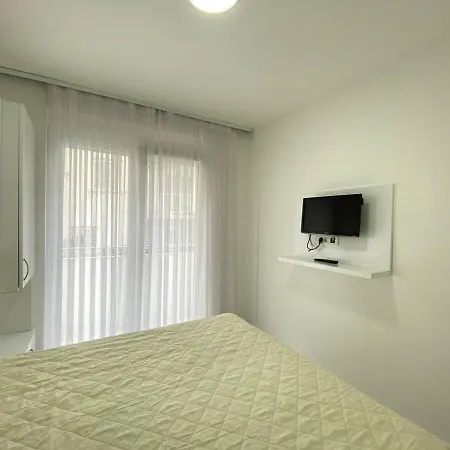 Apartamento One-bedroom Apartment, One Step From The Sea *